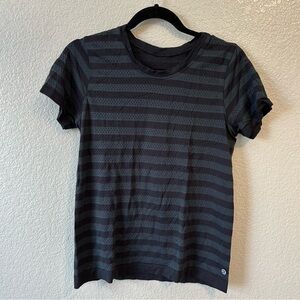 Lululemon Swiftly T-Shirt Stripe size 8